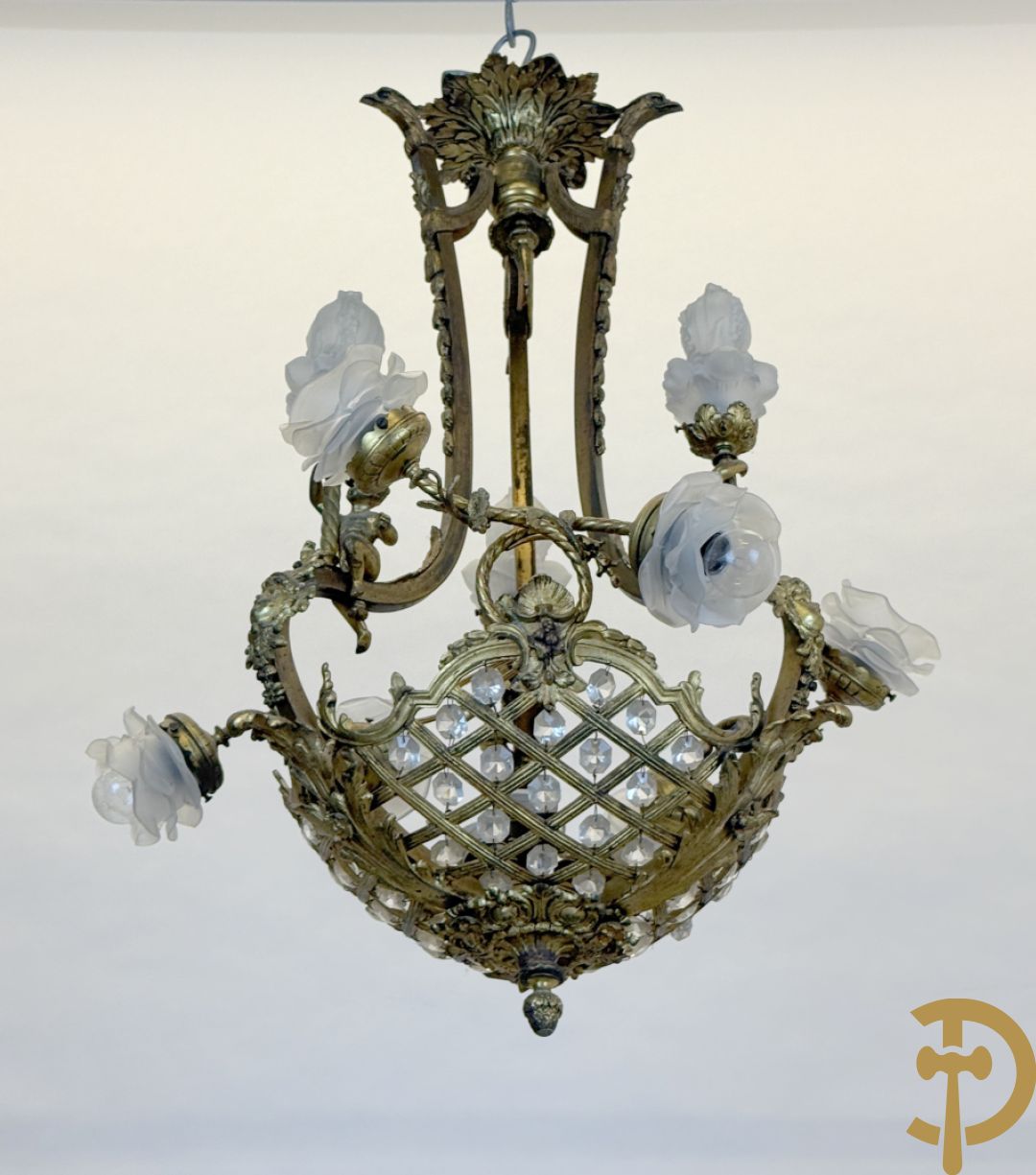 Bronzen Franse luchter met geajoureerde mand, bezet met medusakoppen en 3 cupido