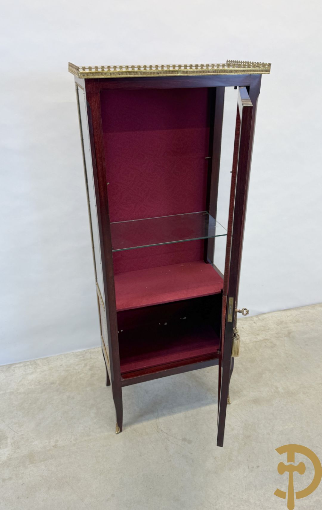 Notelaren vitrine met bloemenmarketterie en bronzen gallerij