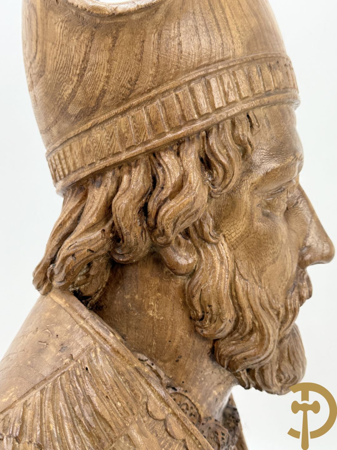 Houtgesculpteerde buste van Sint Elooi