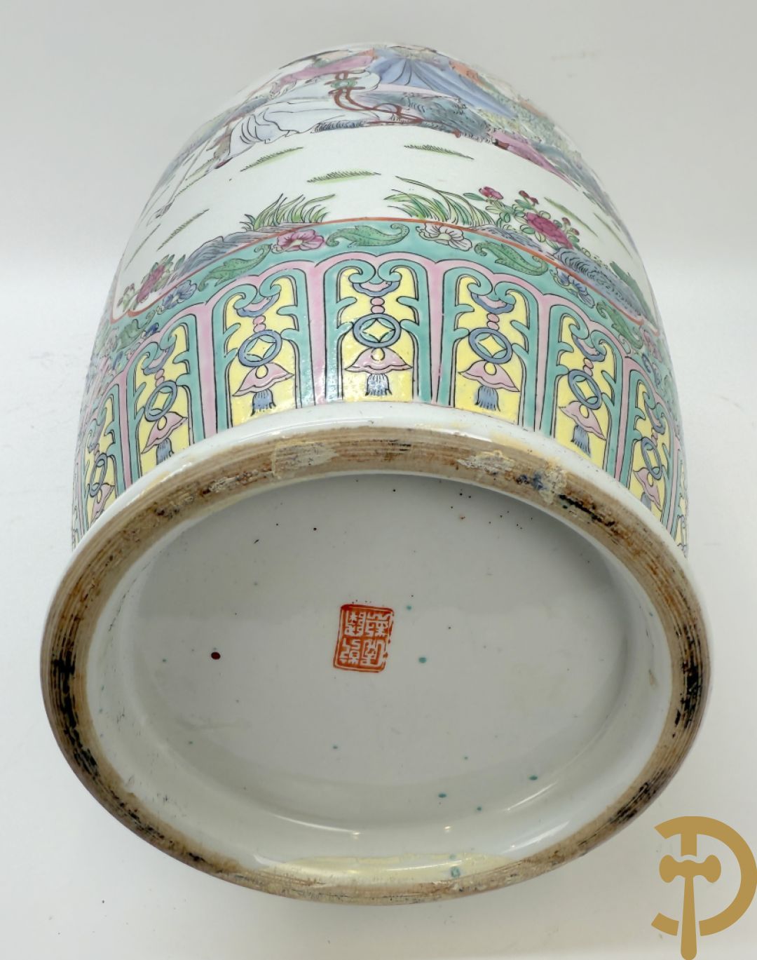 Paar Chinese vazen met geishadecor, rondom bezet met bloemen