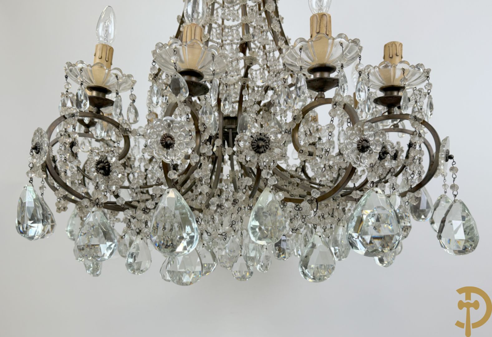 Italiaanse ijzeren luchter met kristallen bellen