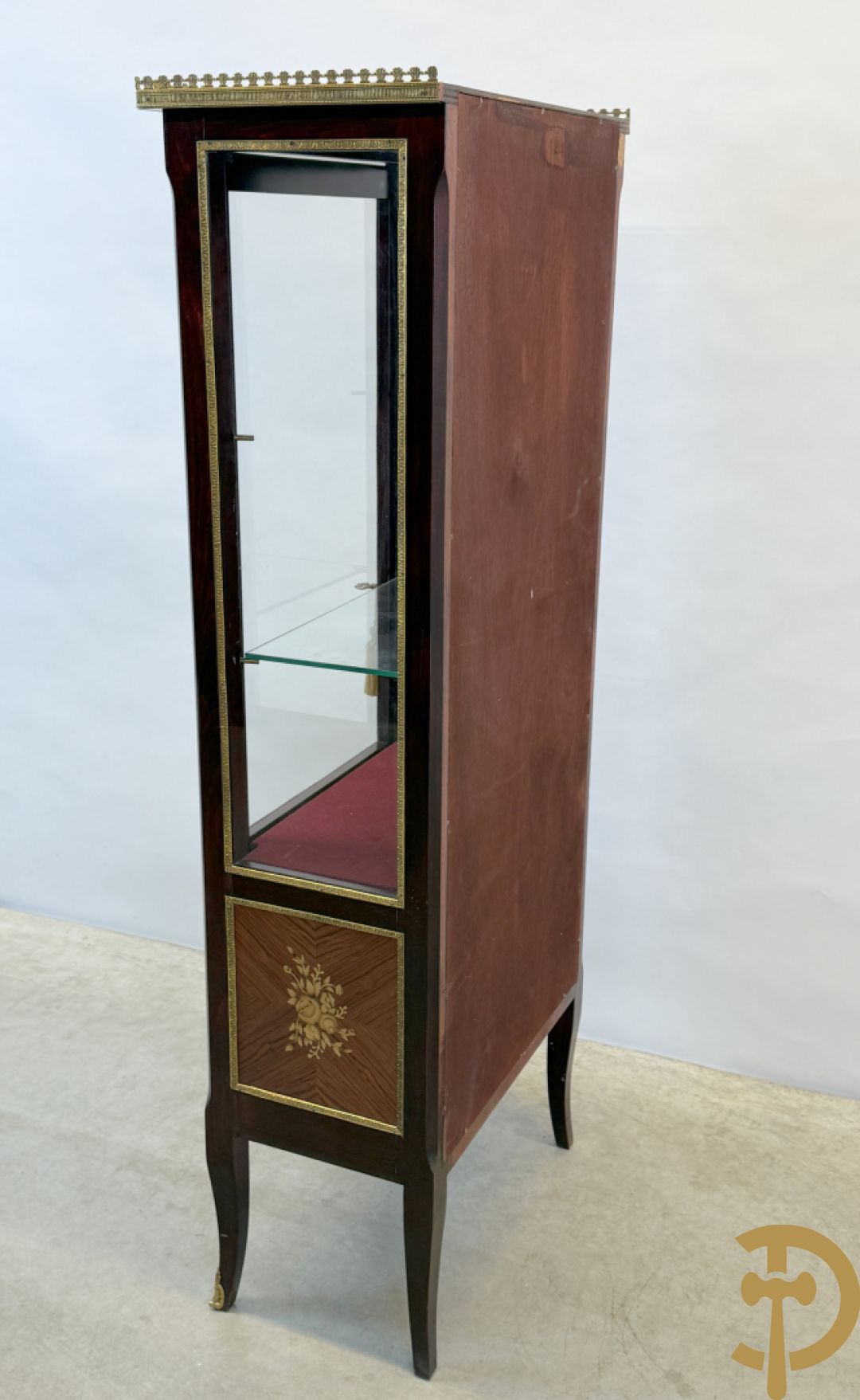 Notelaren vitrine met bloemenmarketterie en bronzen gallerij