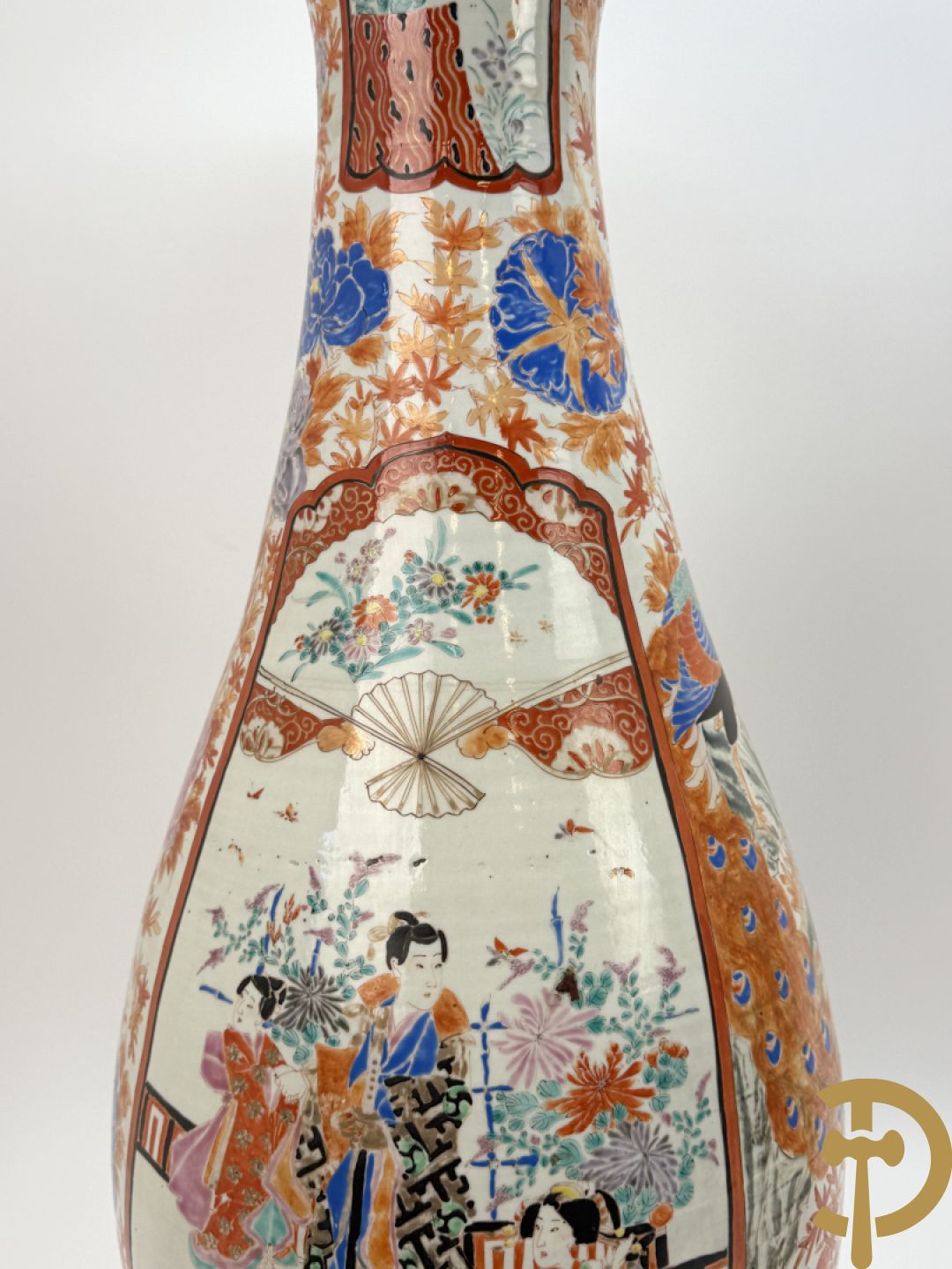 Paar Japanse porseleinen waaiervazen met bloemen en geanimeerd decor