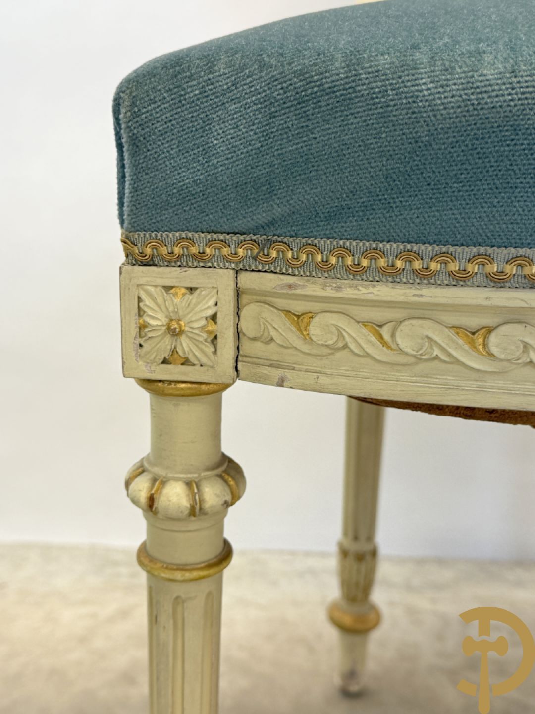 Salonensemble Louis XVI stijl bestaande uit 2 armzetels, 2 stoelen en salontafel