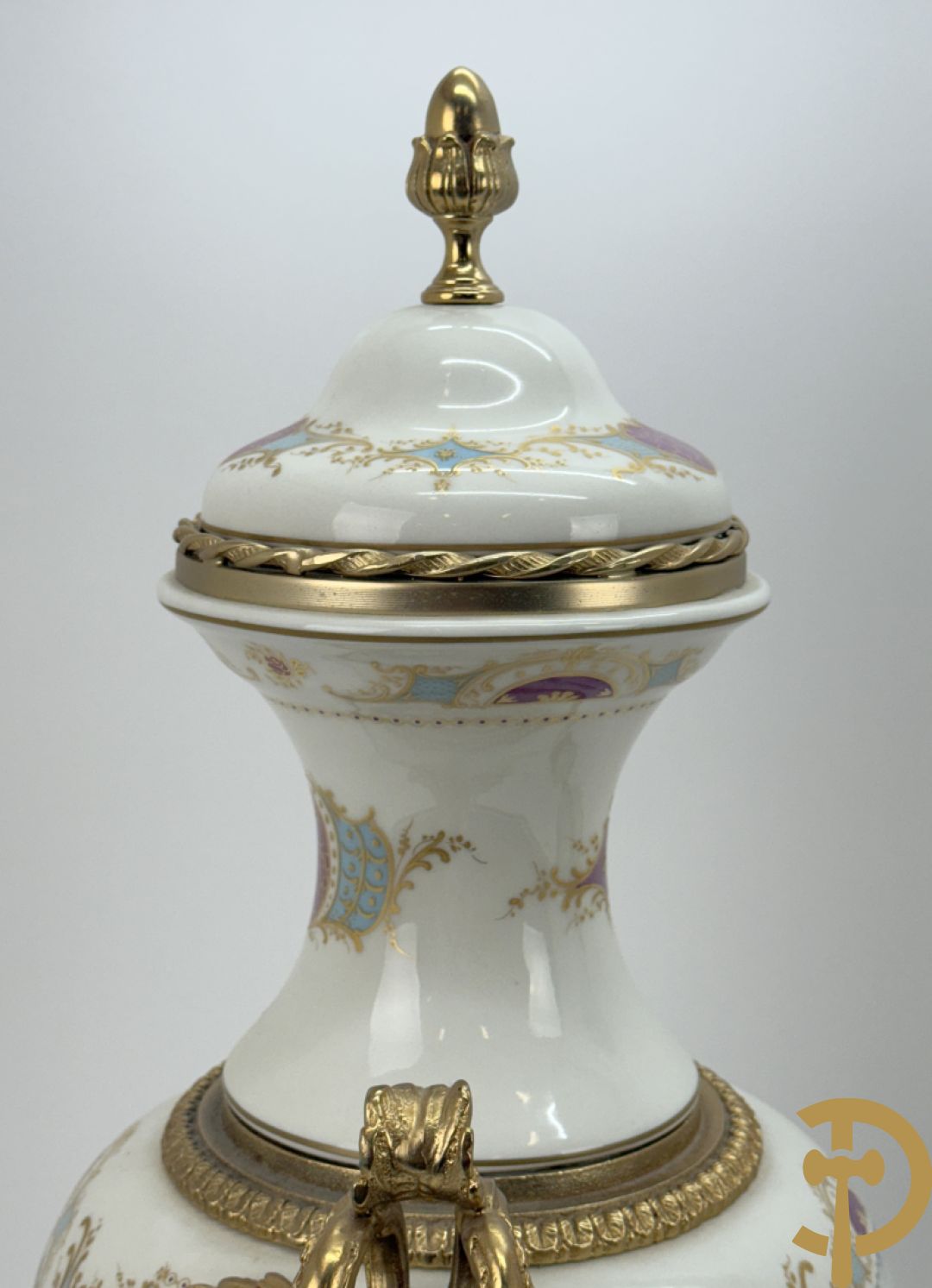 Paar porseleinen Sèvres stijl dekselpotiches met dubbel bedrukt romantisch decor en bezet met bronzen ornamenten