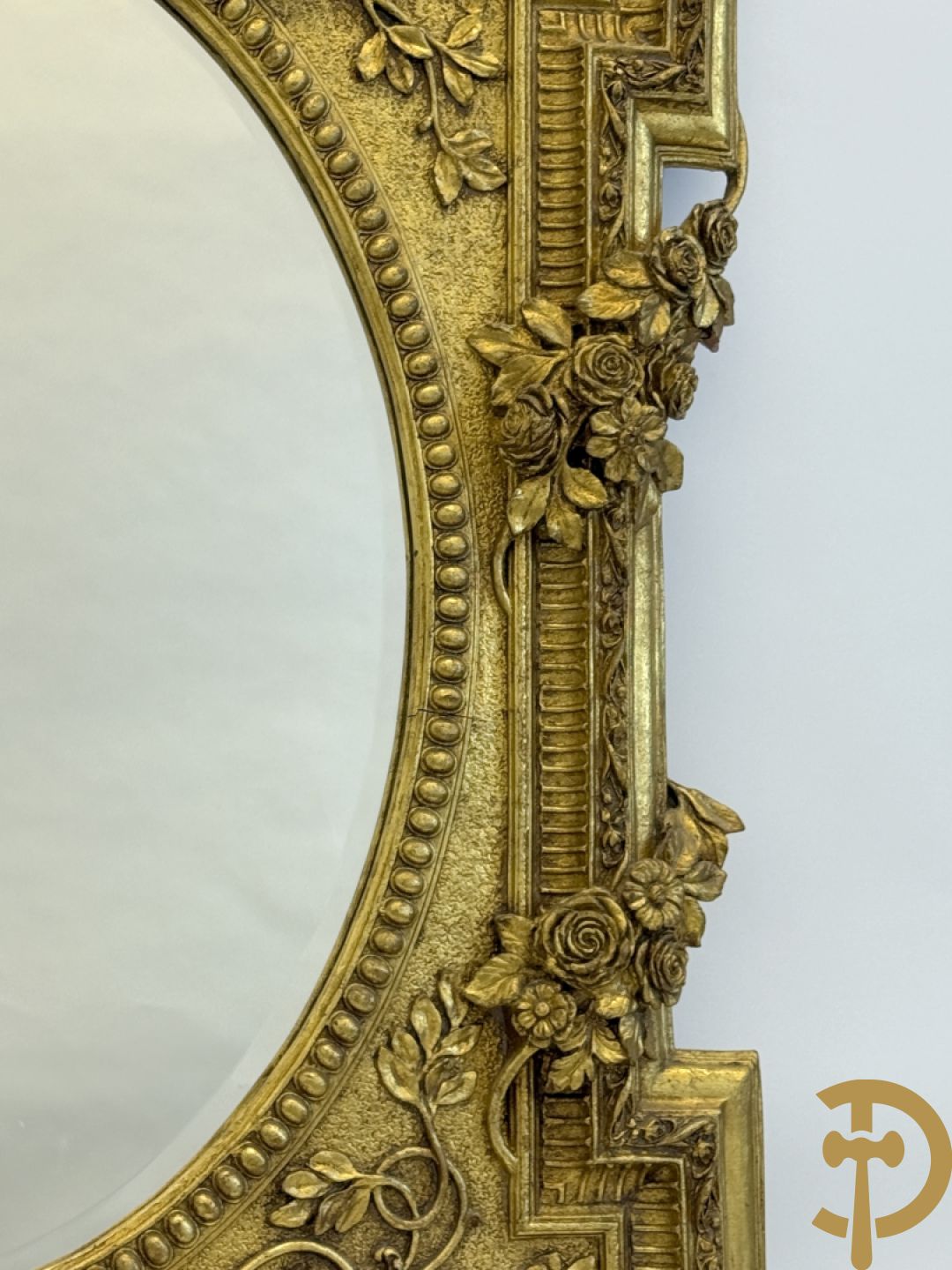 Vergulde lijst met bloemenguirlandes en accanthusranken, binnenin met ovale geslepen spiegel