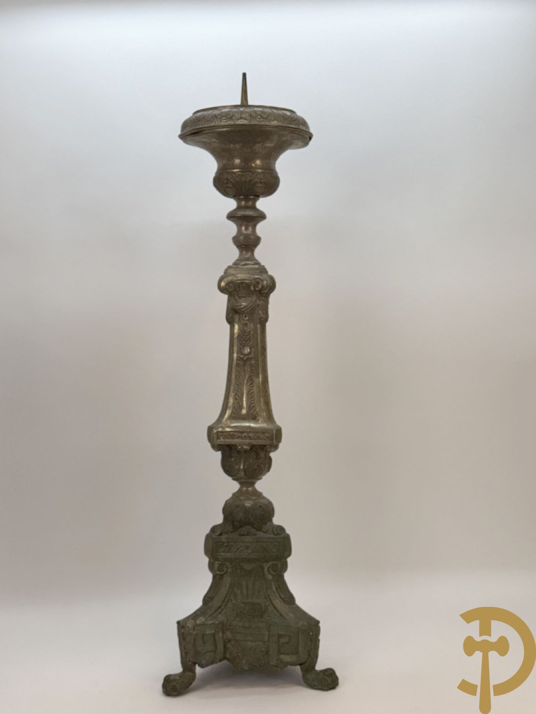 Religieuse kerkkandelaar met afbeeldingen aan de voet