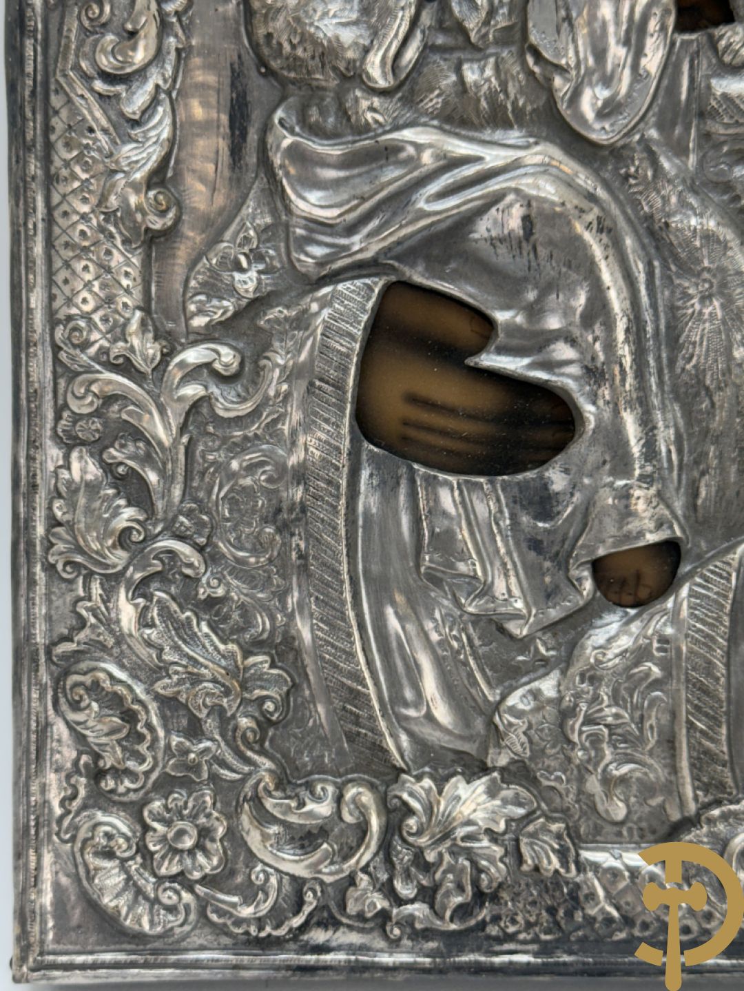 Ikoon met voorstelling van Madonna met kind en verzilverde rizza bezet met email