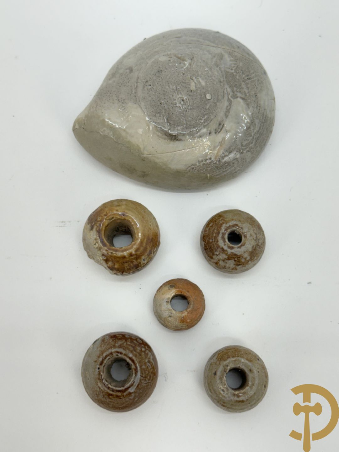 Vijf aardewerken Raeren kruiken + schaaltje