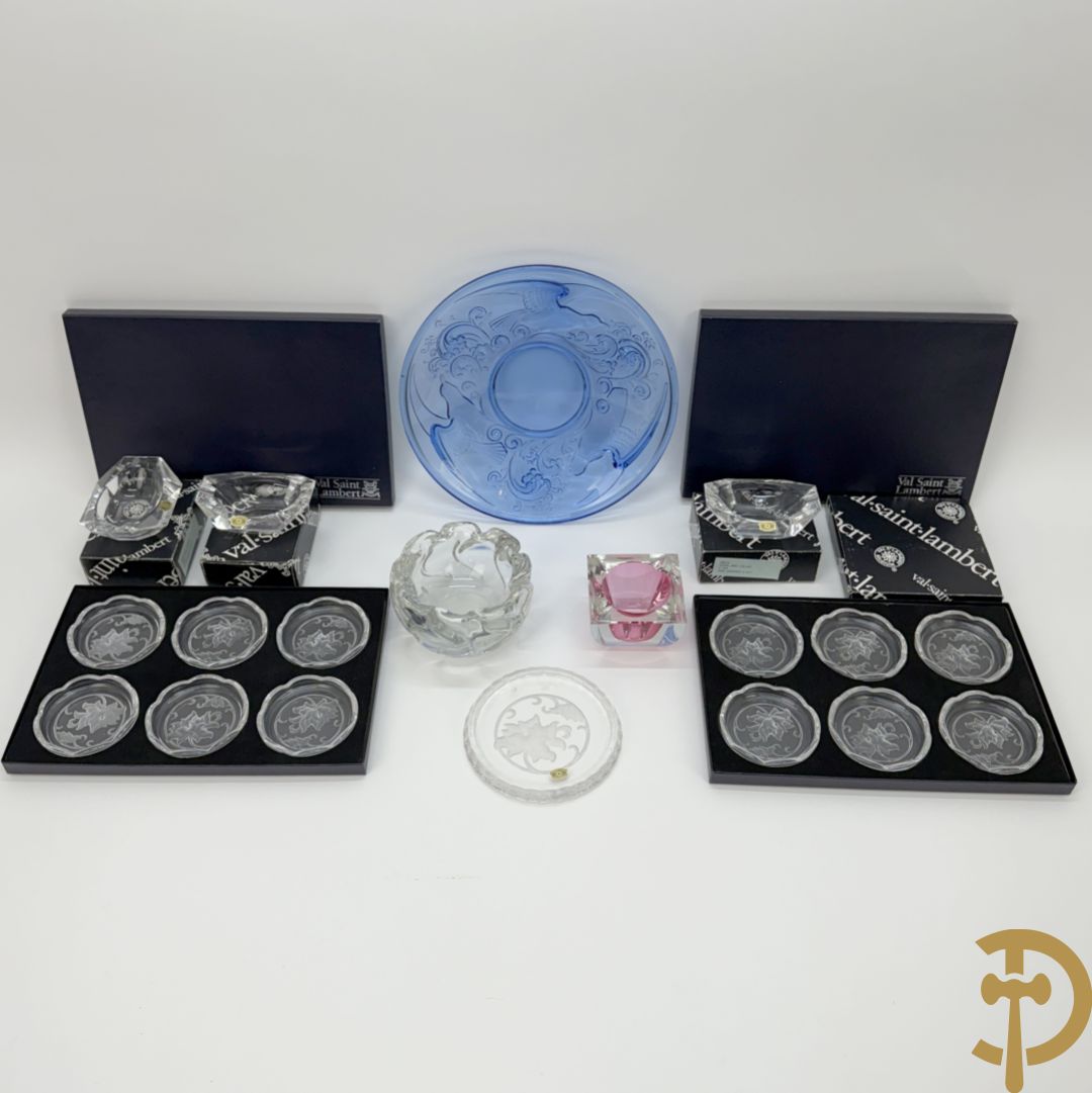 Twee x zes onderzetschaaltjes voor glazen + onderzetschaal voor fles + 4 Val-Saint-Lambert asbakken + blauwe geperste coupe Val-Saint-Lambert met vogeldecor + asbak Daum Nancy