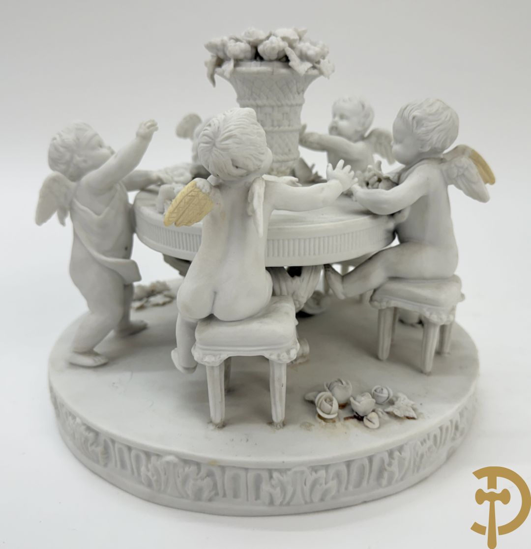 Vijf witte biscuits met cupido