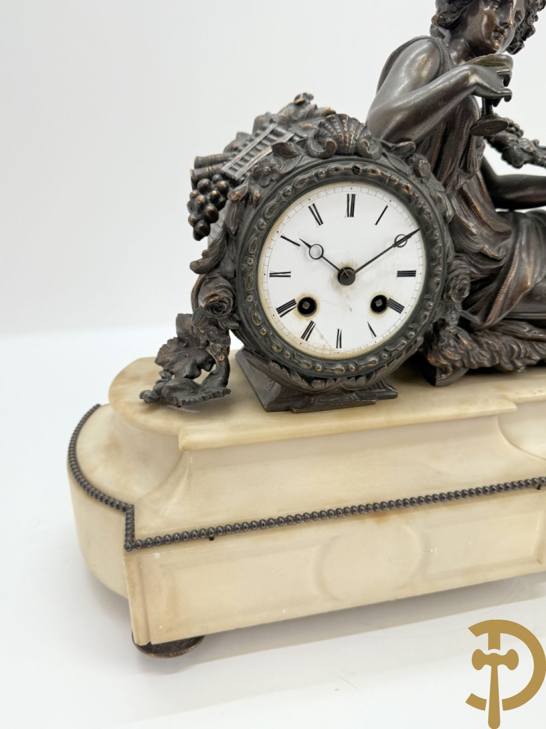 Kunstbronzen pendule liggende dame met beker op marmeren sokkel