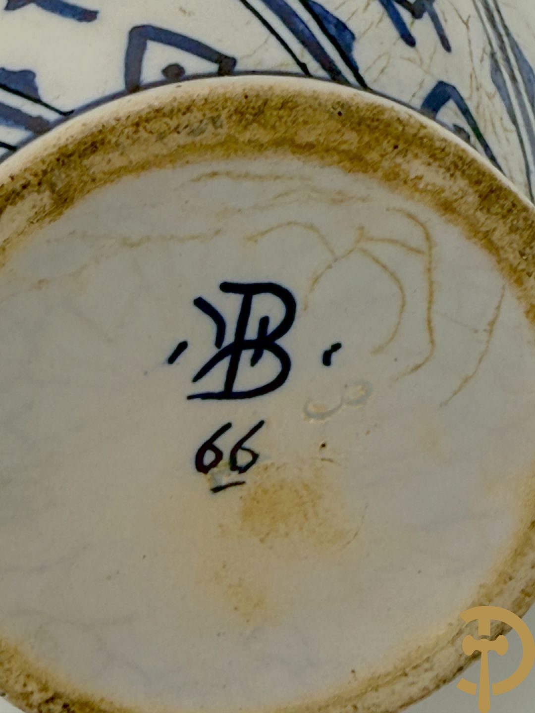 Delftse schenkkan met beschilderd bloemendecor en tinnen deksel + schenkkan in Delftse stijl, gemerkt onderaan BFK 66