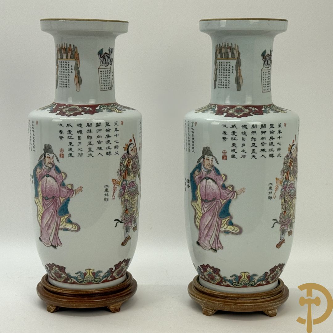 Paar porseleinen Chinese vazen met decor van personages en Chinese tekens, handgekleurd