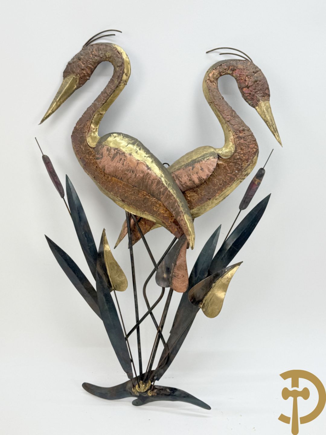 Paar vergulde metalen basreliefs met ooievaars en lisdoddes