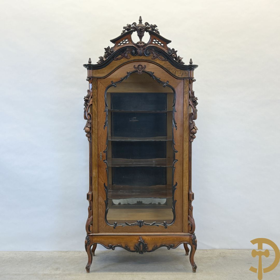 Franse notelaren vitrine met Louis XV motieven en fruitranken, bovenaan bezet met amfoor, 19e