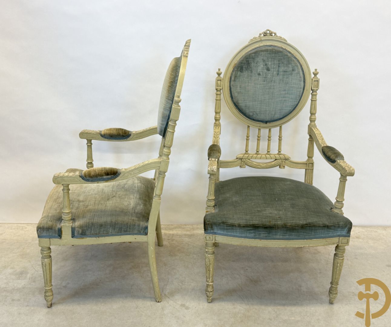 Louis XVI salonensemble bestaande uit canapé, 2 armzetels, 2 stoelen en salontafel