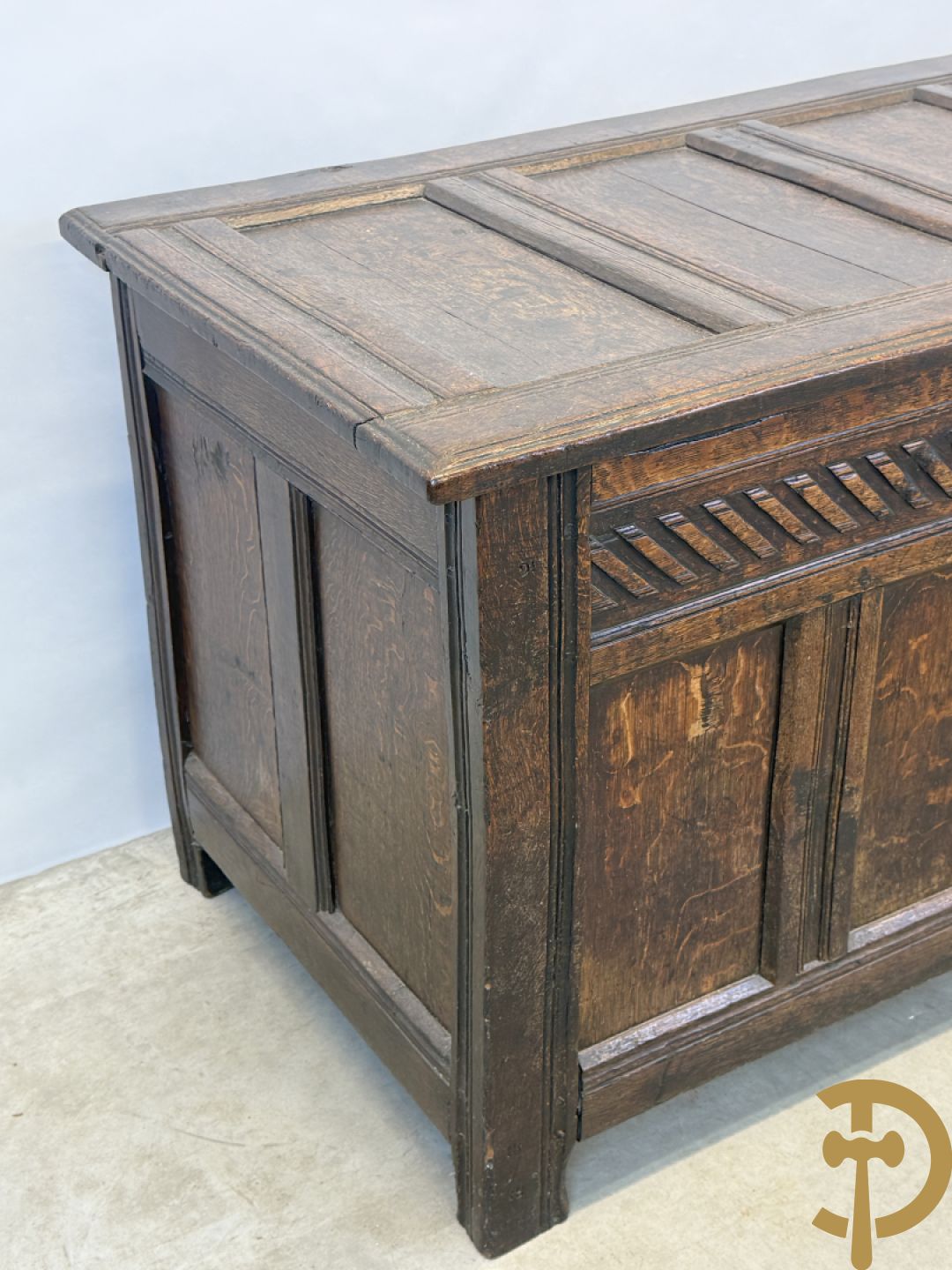 Massief eiken Engelse panelenkoffer, 18e