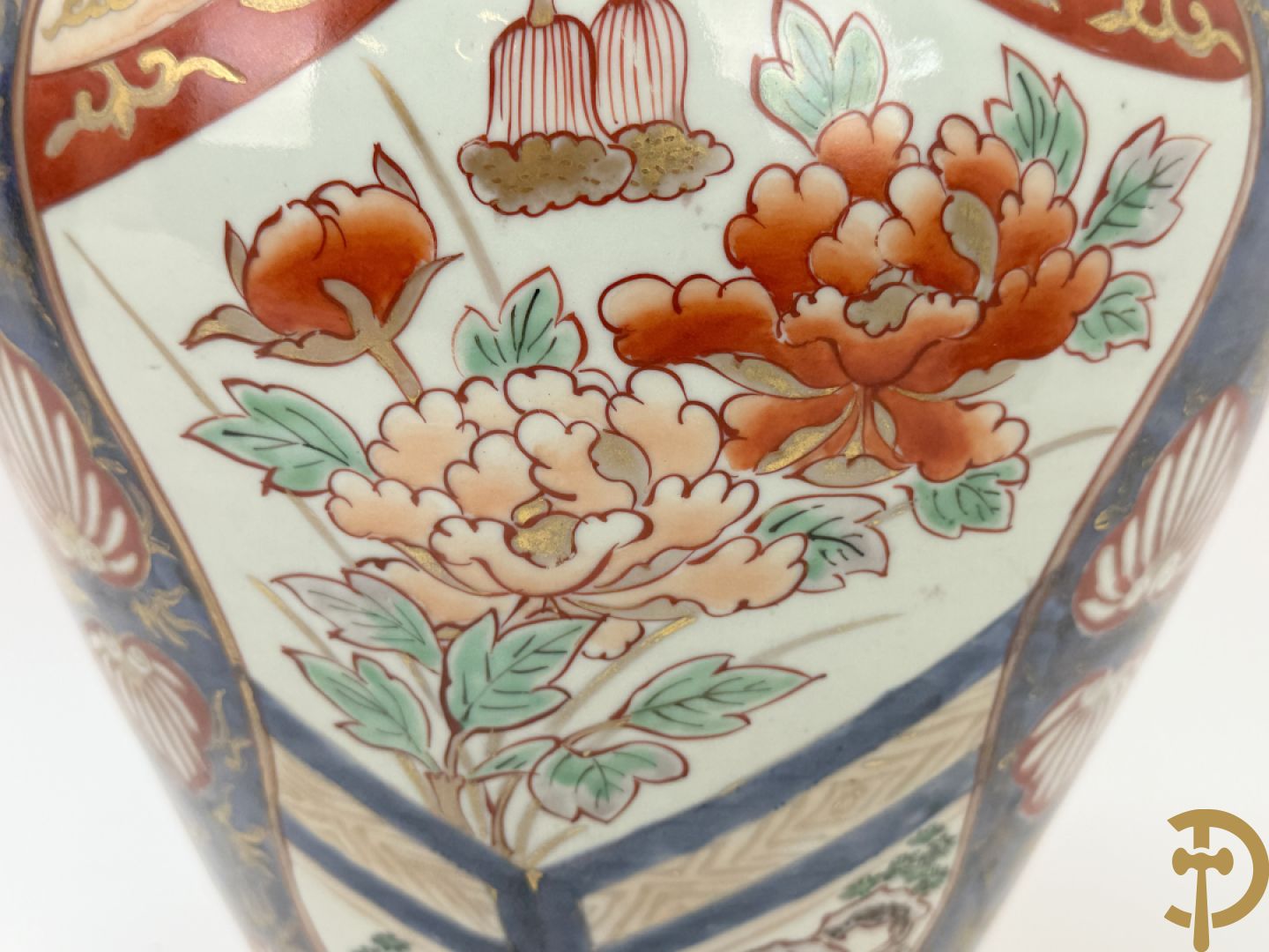 Japanse imari dekselpotiche met rood/blauw decor van bloemen in cartouches