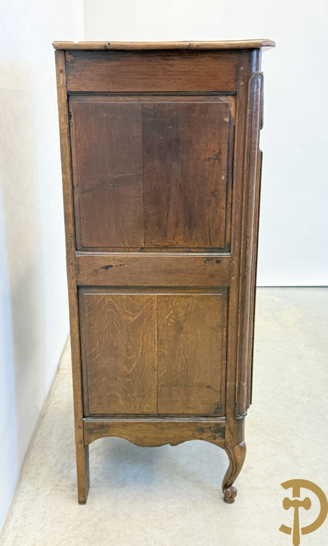 Massief eiken Franse confiturier met deur, lade, afgeronde zijkanten en voluutvormige poten