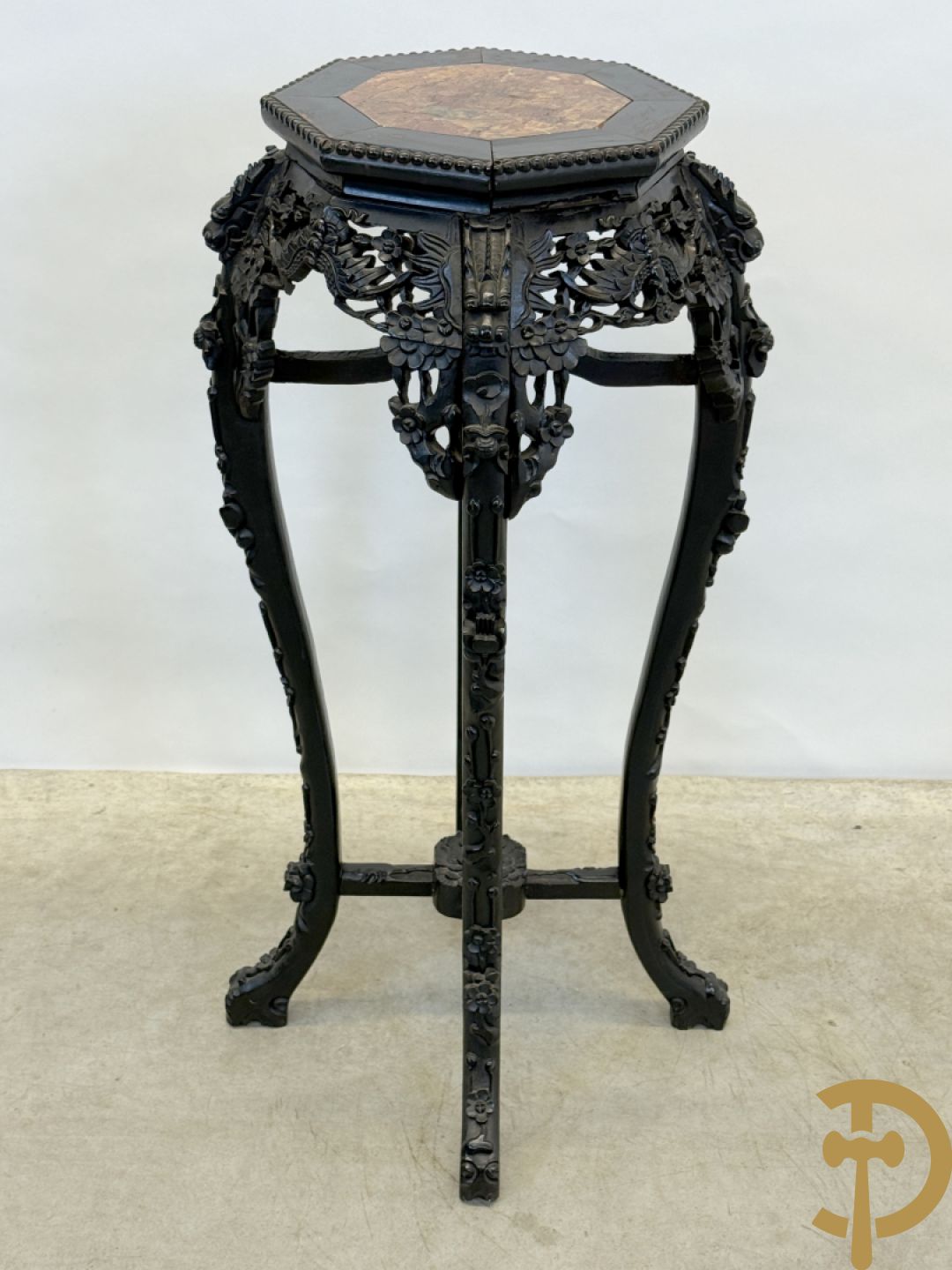 Hardhouten achthoekige rozehouten Chinese beeldenstaander met gesneden bloemenmotieven