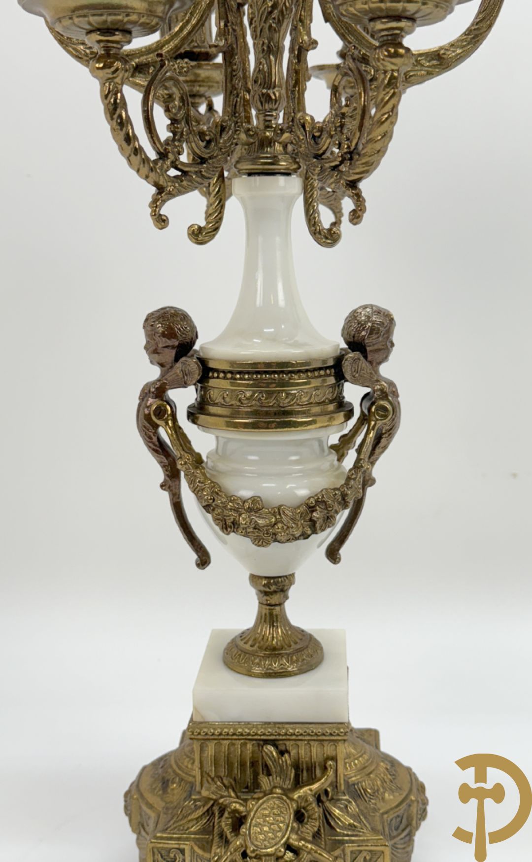 Driedelige koperen garnituur, centraal met harp geflankeerd door paar cupido