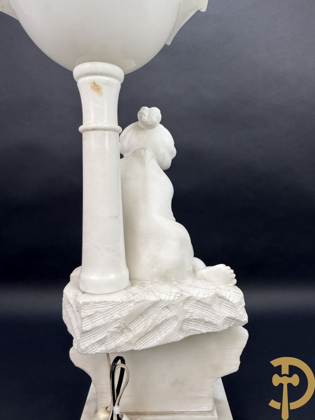 Albast beeld met meisje met poes en lamp