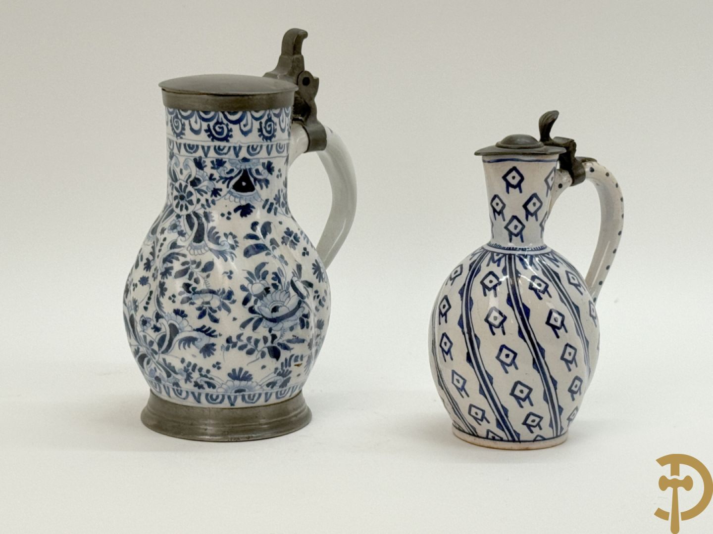 Delftse schenkkan met beschilderd bloemendecor en tinnen deksel + schenkkan in Delftse stijl, gemerkt onderaan BFK 66