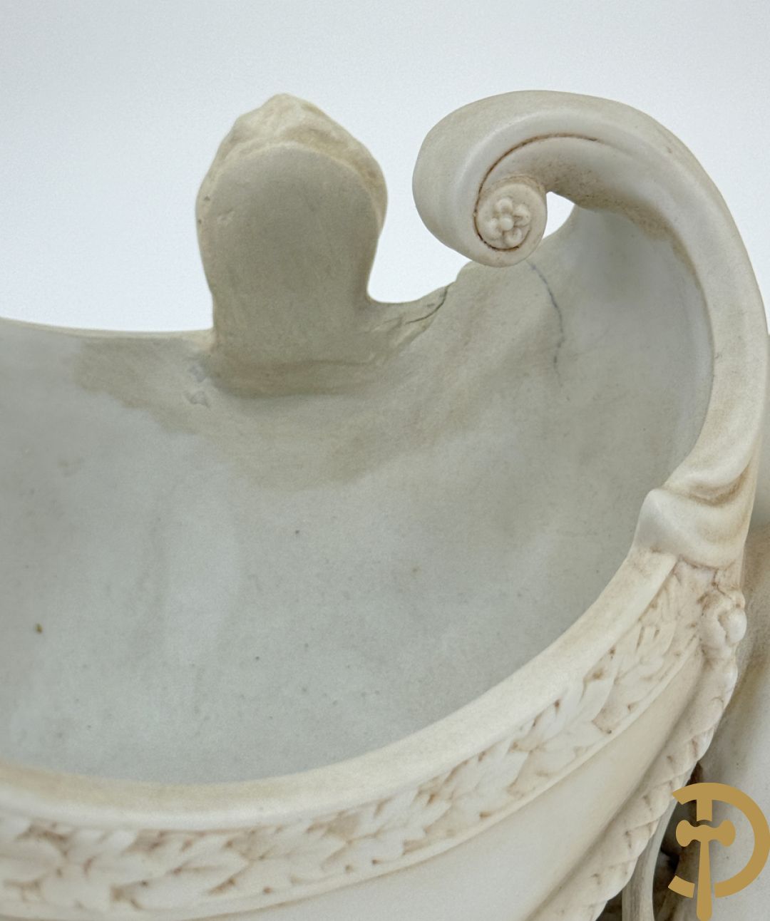 Biscuit beeld met leeuwen trekkende een open koets, getekend onderaan