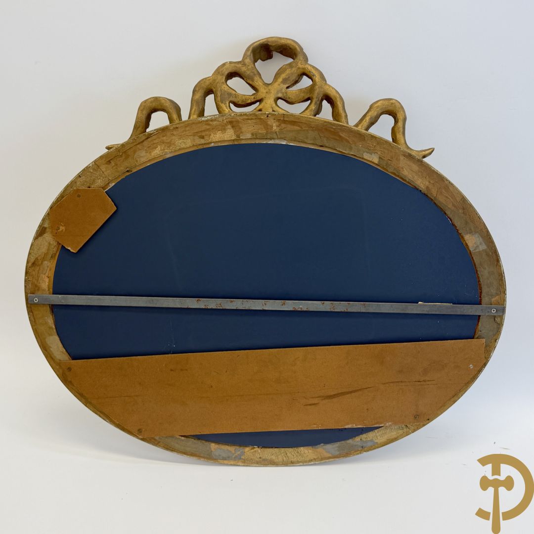 Ovale vergulde spiegel met Louis XVI strik