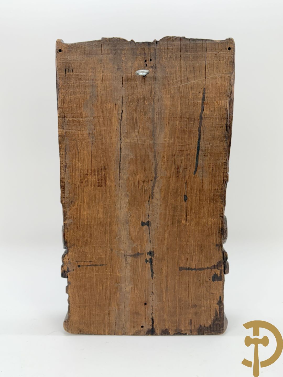 Basrelief met sculptuur van een embleem bezet met hond en harnas + houtsculptuur van heilige Jozef met kind + Madonna