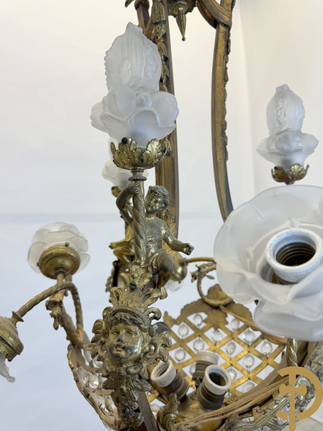 Bronzen Franse luchter met geajoureerde mand, bezet met medusakoppen en 3 cupido