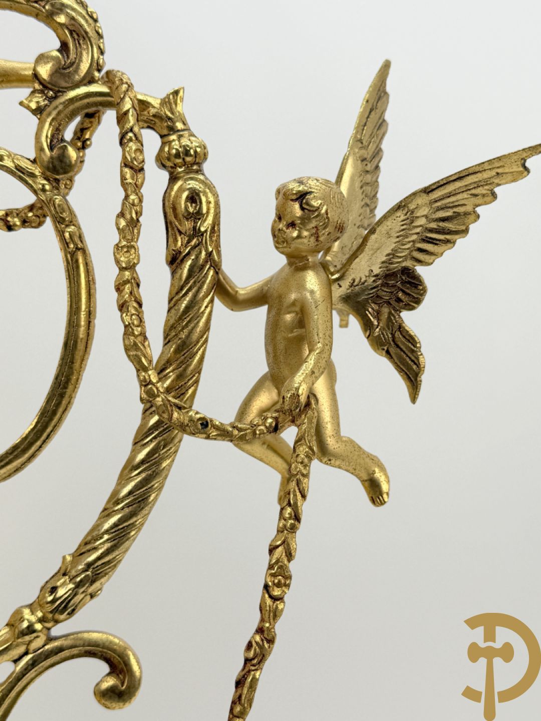 Vuurvergulde bronzen amfoorvaas met basrelief van dame en bezet met cupido