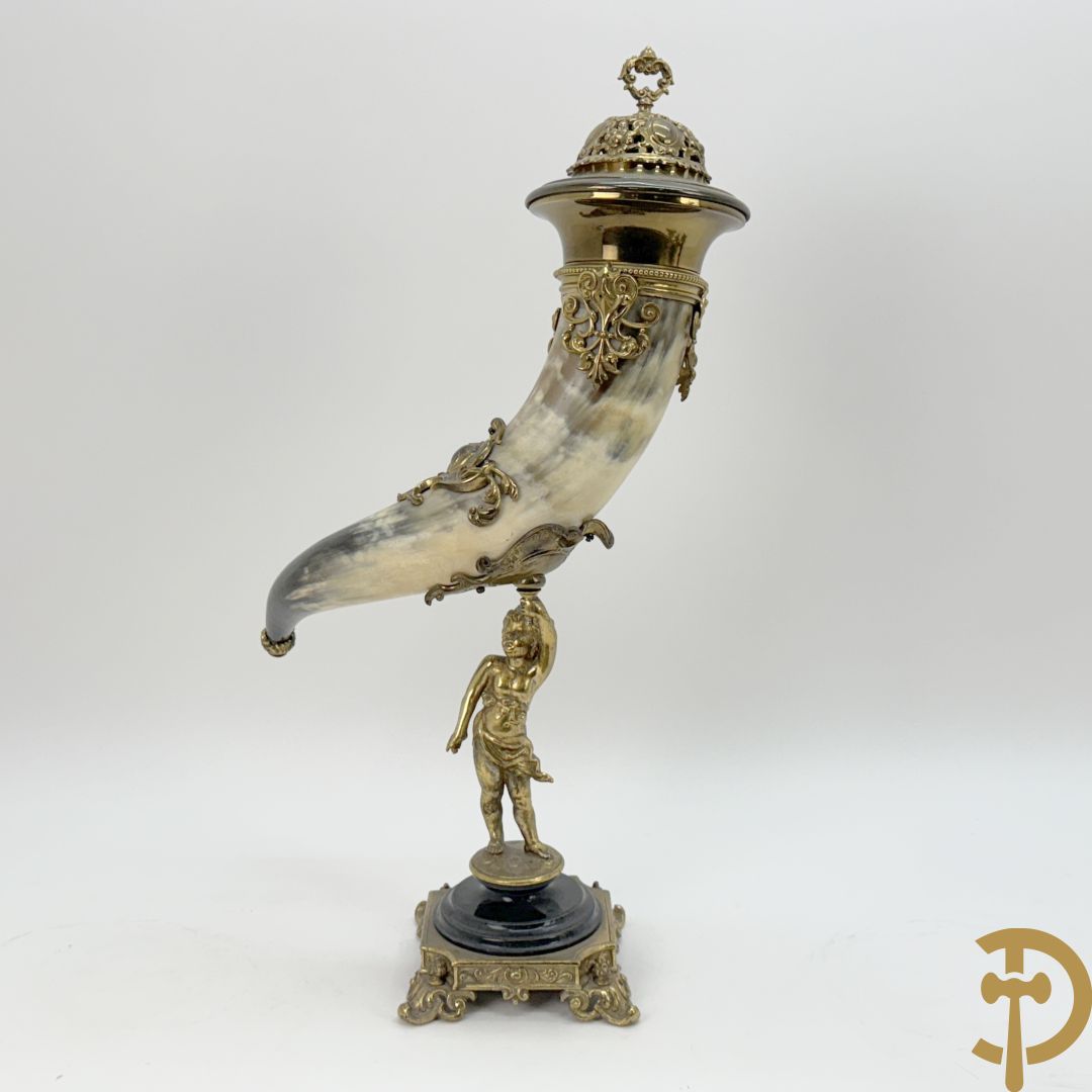 Hoorn met bronzen ornamenten gedragen door bronzen cupido