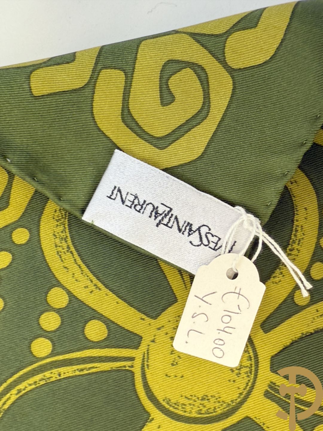 Vier foulards Yves Saint Laurent (nooit gedragen komt uit winkel restant)