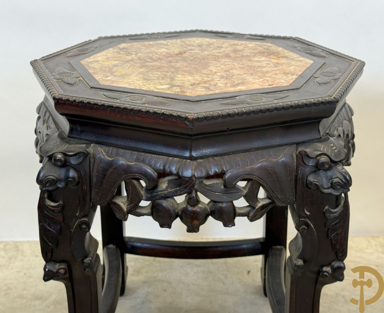 Paar achthoekige hardhouten Chinese sokkels met fo-honden en bloemendecoratie