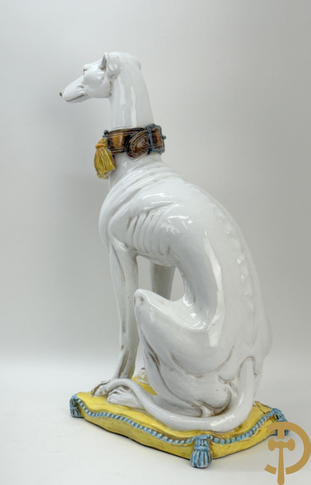 Italiaanse keramieken neergezeten witte windhond op kussen