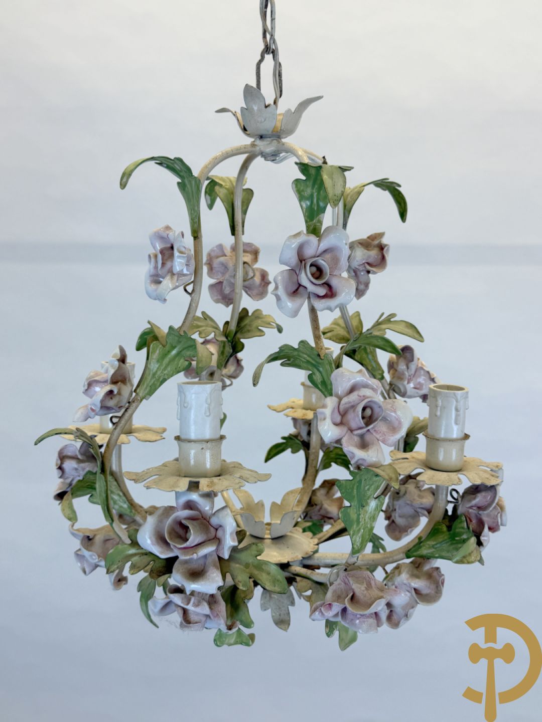 Italiaanse beschilderde smeedijzeren luchter met 4 lichtpunten, bezet met porseleinen bloemmetjes +2 bijhorende applieken