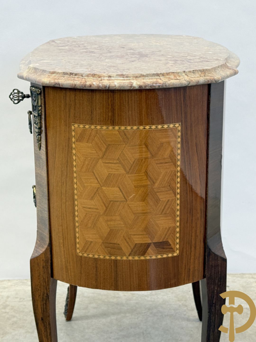 Notelaren geparketteerd tweeladenkastje met bronsbeslag, bovenaan bezet met marmeren blad