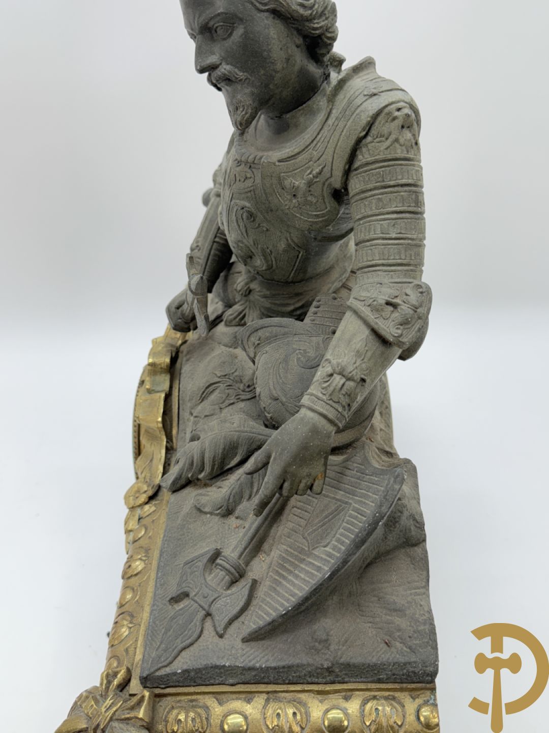 Zamak schouwstuk klok met ridder en Louis XVI motieven bezet