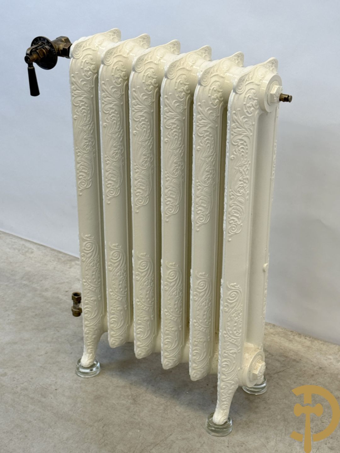 Gietijzeren Art Nouveau stijl radiator met 6 elementen op glazen pootjes - met bijhorende accessoires