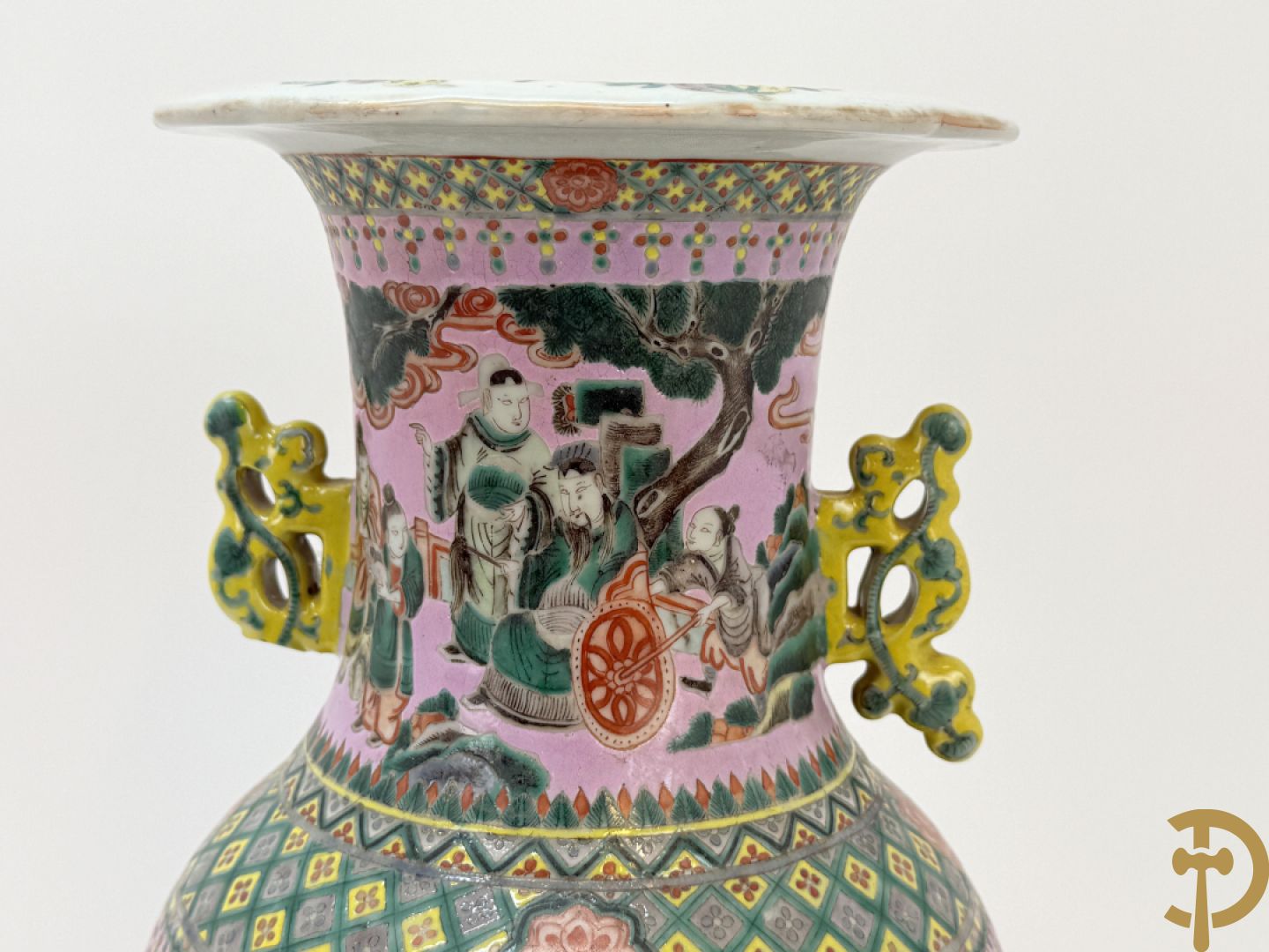 Chinese porseleinen meerkleurige vaas met decor van wijsgeren in landschap