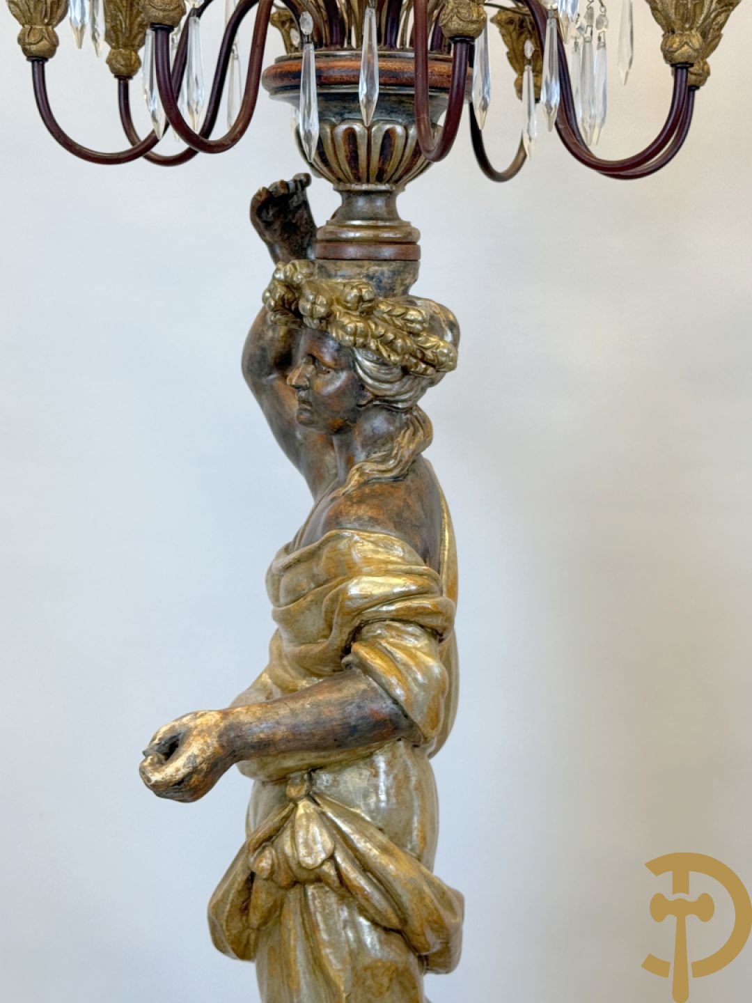 Paar gepolychromeerde dames op sokkel, bekroond met achtarmige kandelaar met lichtpunten en bellen, Italiaans, jaren 
