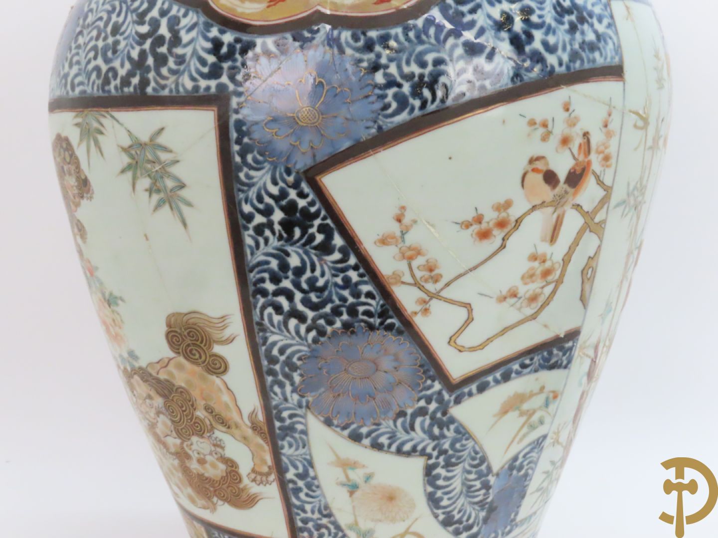 Grote Japanse Imari dekselpotiche bezet met fo hond en natuurtaferelen