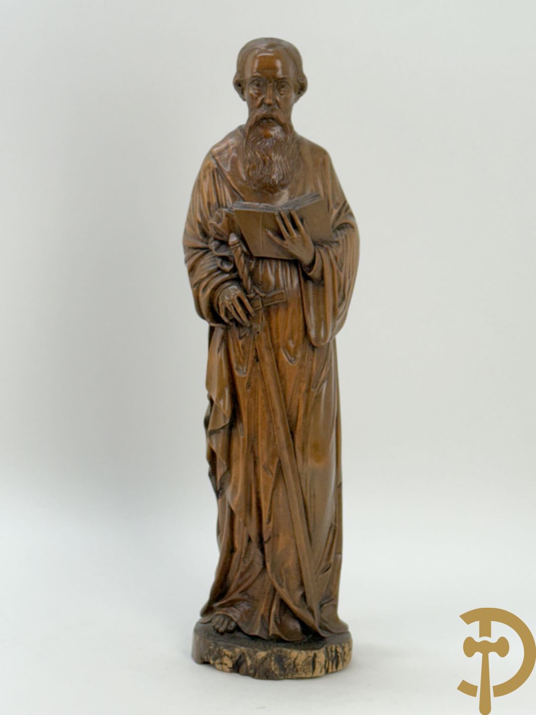 Houtsculptuur van evangelist met zwaard