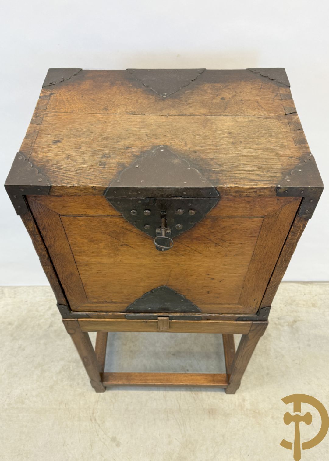 Massief eiken klapsecretaire op onderstel - interieur met lades en zijdelings met handvaten