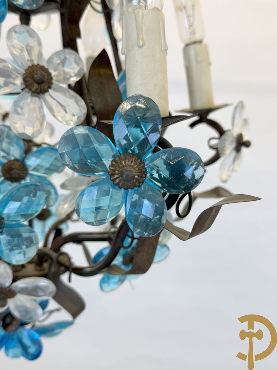 Italiaanse gesmede zesarmige luchter met blauwe glazen bloemmetjes bezet