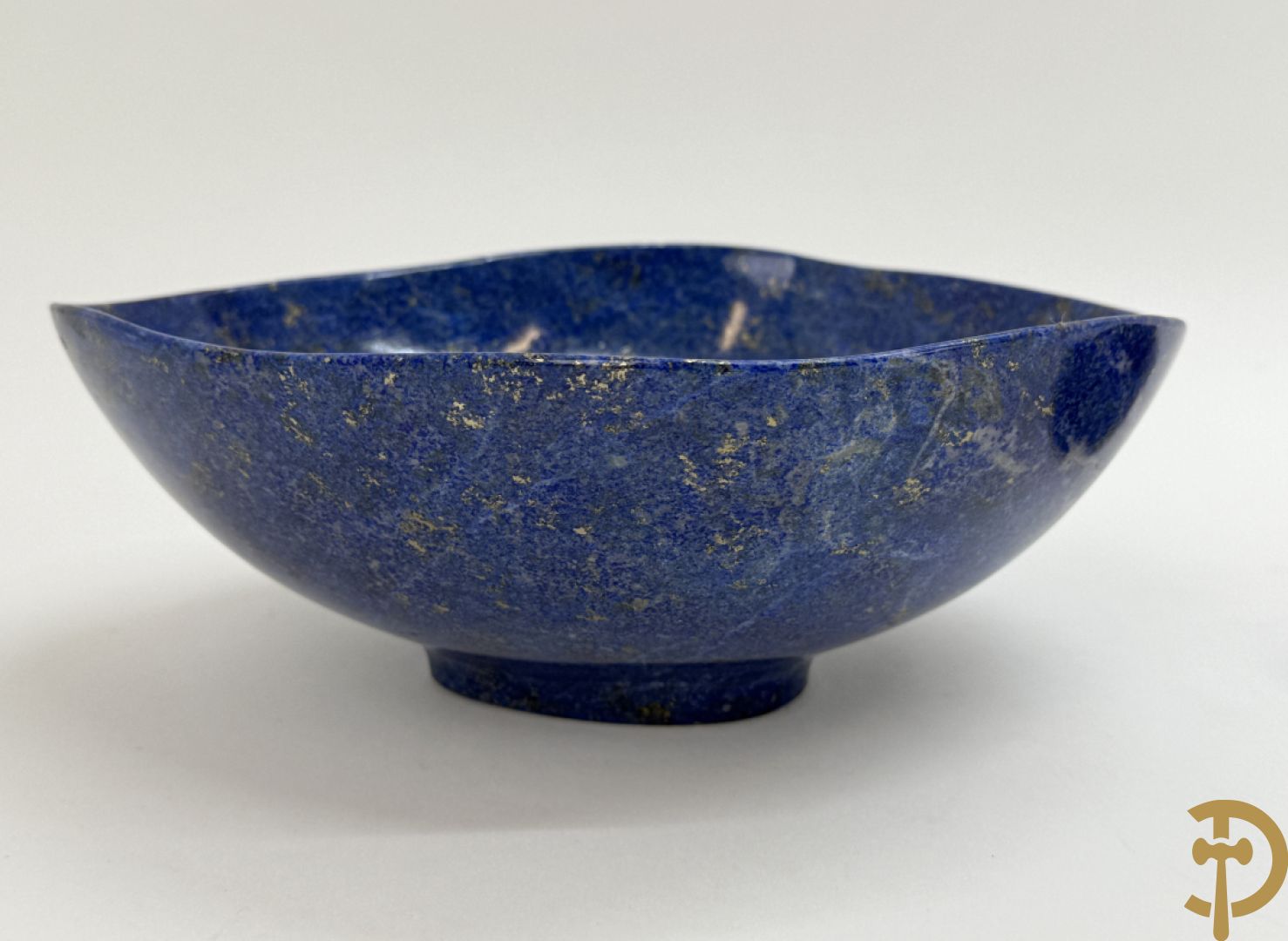 Wolf Helmut (getekend onderaan) twee ledige gepolierde schaal/bowl op voet van halfedelgesteente lapis lazuli met golvende rand onder getekend WOLF H. (Steinbildhauer, Edelsteingestalter, aus Kirschweiler, Idar-Oberstein) - (nieuwprijs 20.000 €)