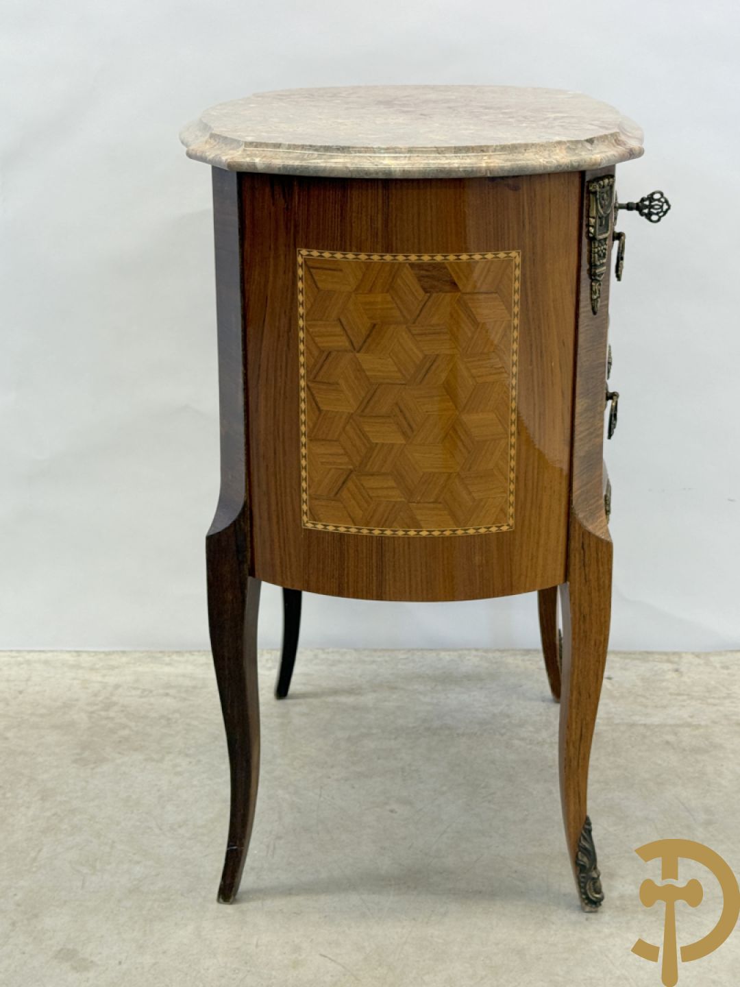 Notelaren geparketteerd tweeladenkastje met bronsbeslag, bovenaan bezet met marmeren blad