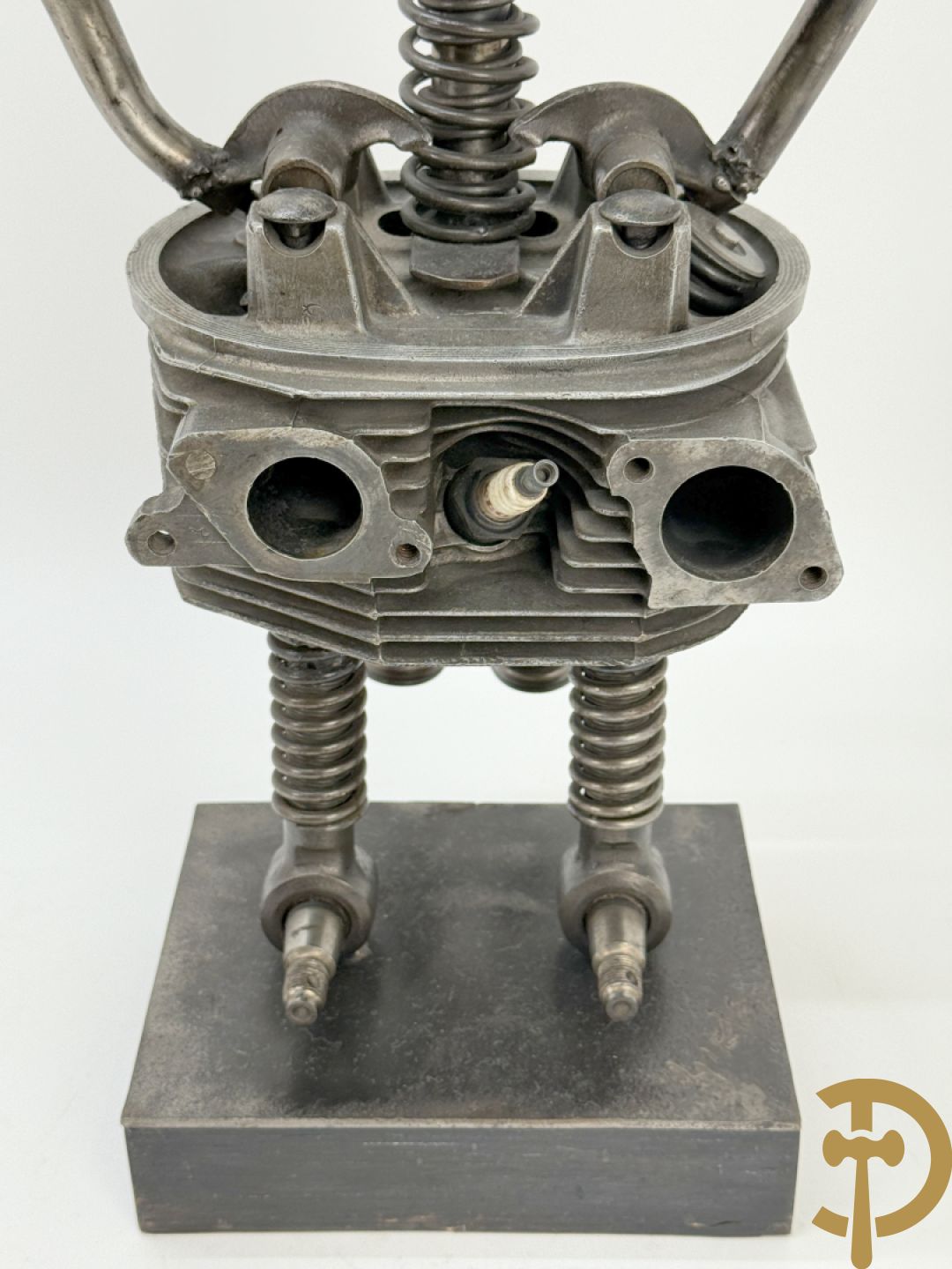 GIELS getekend - Kunstzinnige figuur in ijzerassemblage van motoronderdelen